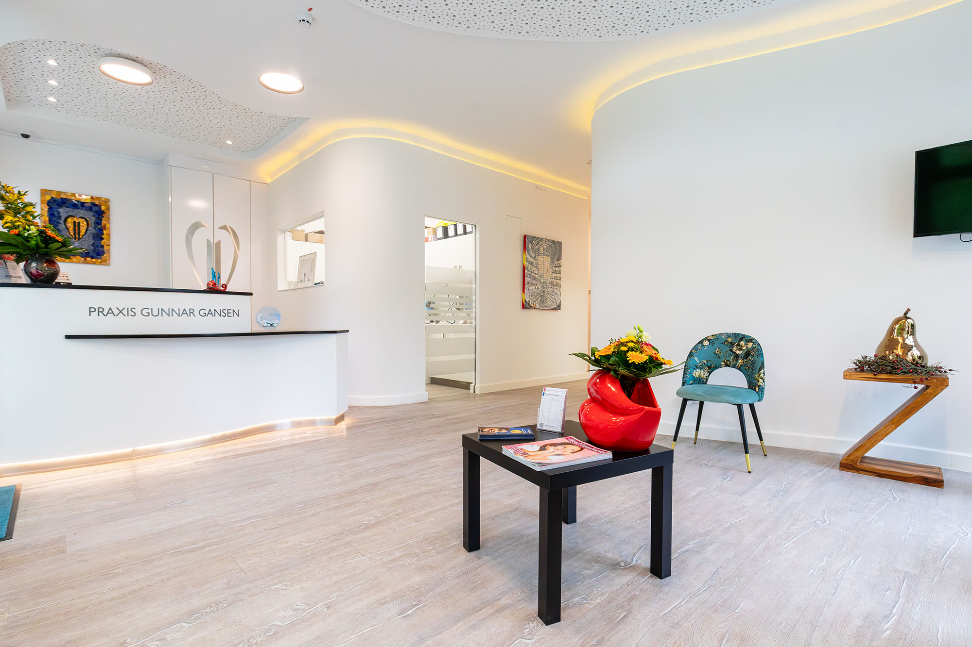 Anmeldung und Wartezimmer in der Praxis von Zahnarzt Gunnar Gansen in Schönwalde Glien bei Berlin.